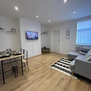 Apartment Stylish And Modern 3 Bed With Free Parking, 
